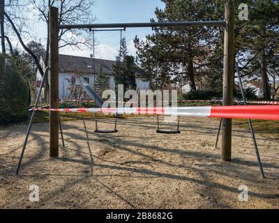 Munich, Baviera, Alemania. 20 de marzo de 2020. Los patios de recreo en Munich, Alemania son los últimos lugares de reunión a ser blanco con cierres por la policía, las administraciones, y los encargados de la tierra y los dueños de la propiedad con el fin de frenar la propagación de Covid-19 (SARS COV 2) crédito: Sachelle Babbar/ZUMA Wire/Alamy Live News