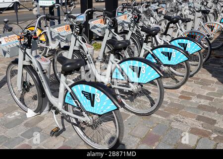 Burdeos , Aquitania / Francia - 10 17 2019 : fila de ciudad urbana auto-servicio de bicicleta en Burdeos ciudad Foto de stock