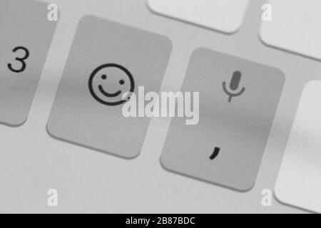 Tecla de icono de signo de cara sonriente en el teclado del tel fono