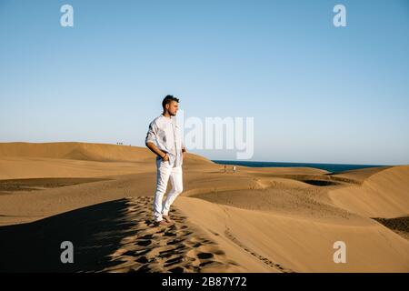Hombre caminando en la playa de Maspalomas Gran Canaria España, hombres en  las dunas de arena del desierto de Maspalomas Fotografía de stock - Alamy