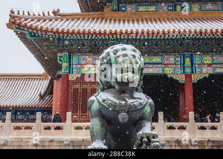León guardián imperial frente a Taihemen - Puerta de la armonía Suprema en el complejo del palacio de la Ciudad Prohibida en el centro de Beijing, China Foto de stock