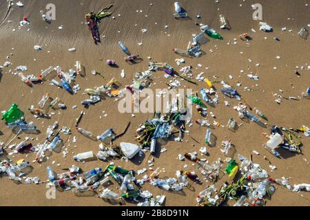 Problema de contaminación con residuos plásticos en las playas Foto de stock