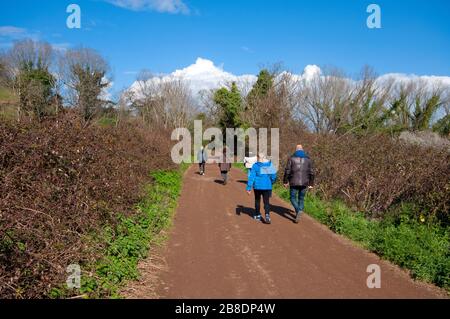Gente caminando en el Valle de Caffarella, Parque Regional de Appia Antica, Roma, Lazio, Italia Foto de stock