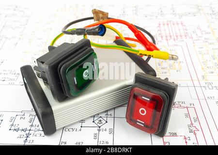 El bloque electrónico y los interruptores se encuentran en un circuito electrónico de papel. Foto de stock