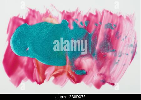 Pintura azul brillante sobre fondo abstracto rosa Foto de stock