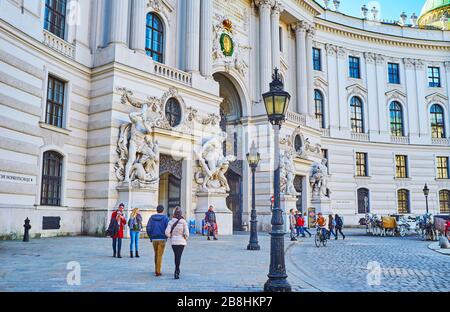 VIENA, AUSTRIA - 19 DE FEBRERO de 2019: Las guirnaldas de estuco, el moldeado y estatuas antiguas en la Puerta de San Miguel del Palacio Hofburg, el 19 de febrero en VI Foto de stock