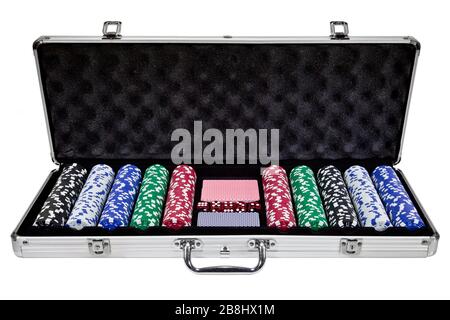 caja con fichas de póquer aisladas sobre fondo blanco