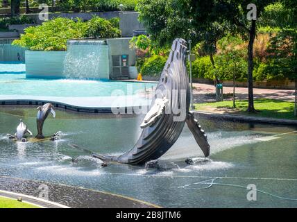 Fuente de escultura de ballenas en el Lago Symphony en el Parque KLCC Kuala Lumpur Malasia.