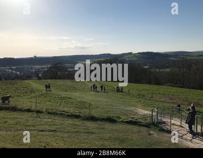 La gente disfruta del sol en Cissbury Ring en Worthing, West Sussex. Foto de stock