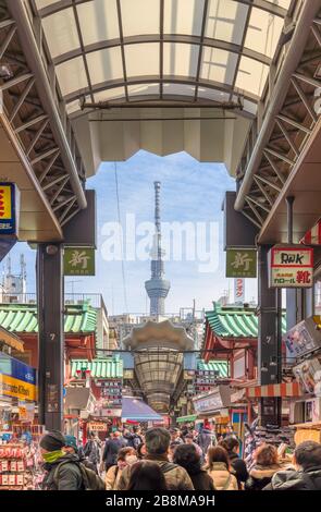tokio, japón - enero 28 2020: Turistas caminando por las cercanas calles comerciales de arcade cubiertas Shin-Nakamise del templo Sensoji en Asakusa con Tokyo S. Foto de stock