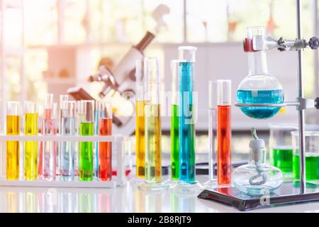 Varios tubos de vidrio y equipos utilizados en laboratorios científicos, en escritorios, en laboratorios, intentan investigar
