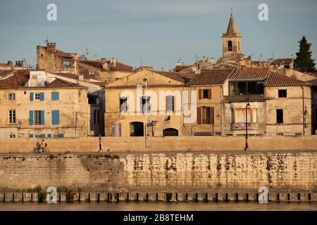 Río Ródano en Arles (Provenza, Occitania, Francia) Foto de stock