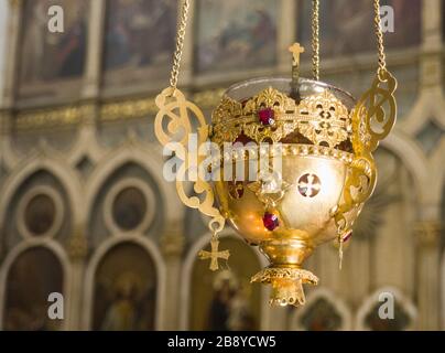 Lámpara de oliva de oro usada en la iglesia ortodoxa.