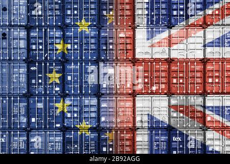 FOTOMONTAJE, contenedores apilados con las banderas de Gran Bretaña y la UE, FOTOMONTAGE, Gestapelte Container mit den Fahnen von Großbritannien und d Foto de stock