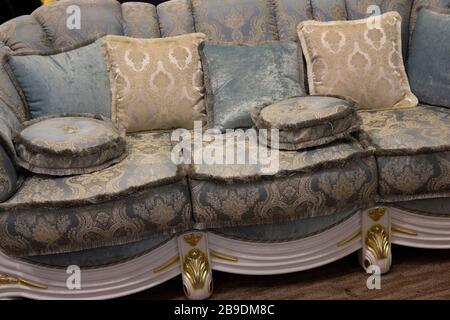 Sofá de lujo con almohadas en primer plano interior real Foto de stock