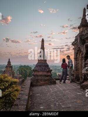 Myanmar, pareja amanecer Bagan, hombres mujer puesta de sol Bagan.casco antiguo de Bagan Myanmar, Pagodas y Templos de Burma Pagodas Asia antiguas ruinas