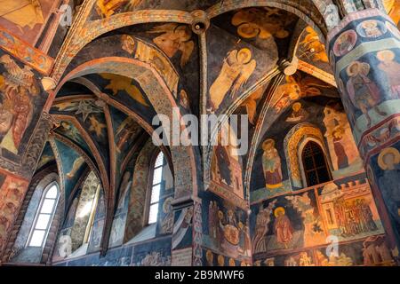 Lublin, Lubelskie / Polonia - 2019/08/18: Frescos medievales y arquitectura dentro de la Capilla de la Santísima Trinidad dentro del castillo de Lublin fortaleza real en el hist