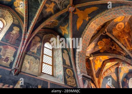 Lublin, Lubelskie / Polonia - 2019/08/18: Frescos medievales y arquitectura dentro de la Capilla de la Santísima Trinidad dentro del castillo de Lublin fortaleza real en el hist