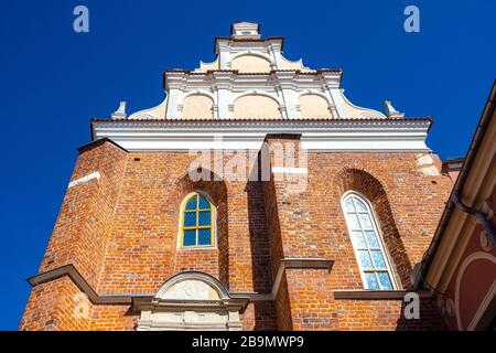 Lublin, Lubelskie / Polonia - 2019/08/18: Capilla de la Santísima Trinidad dentro de la fortaleza real medieval del castillo de Lublin en el barrio histórico