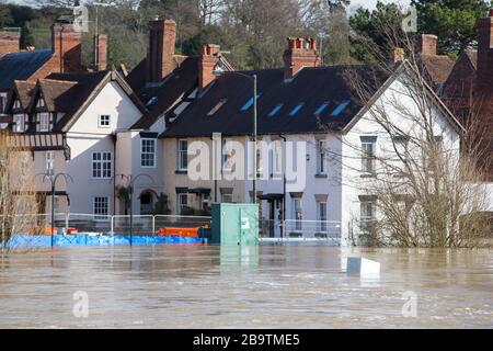 Inundaciones en Bewdley, Worcestershire, cuando el río Severn rompió sus orillas y superó las barreras de inundación, después del mes de febrero más húmedo que se había registrado Foto de stock