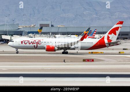 Las Vegas, Nevada – 9 de abril de 2019: Avión Boeing 767-300ER de Air Canada Rouge en el aeropuerto de las Vegas (LAS) en Nevada. Boeing es un hombre de aviones estadounidense