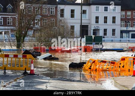 Inundaciones en Bewdley, Worcestershire, cuando el río Severn rompió sus orillas y superó las barreras de inundación, después del mes de febrero más húmedo que se había registrado Foto de stock