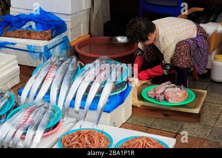Mercado de Pescado, distrito de Nampo, Busan, Corea del Sur, Asia