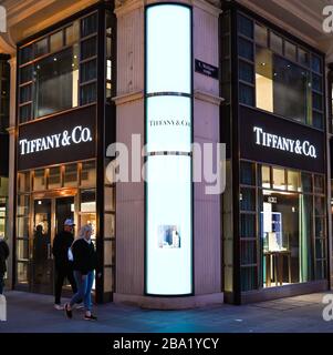 VIENA, AUSTRIA - 2019 DE NOVIEMBRE: Señal iluminada en el exterior de una sucursal de Tiffany & Co por la noche en el centro de la ciudad de Viena