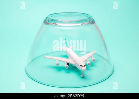 Avión en aislamiento cuarentena bajo el tazón de vidrio, mínimo creativo  global problemas de viaje durante la pandemia del virus de la corona  Fotografía de stock - Alamy