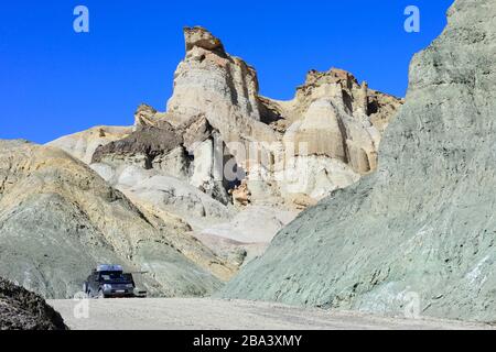 Vehículo todoterreno, Toyota Land Cruiser en las extrañas formaciones rocosas del Cerro Alcazar, Calingasta, Provincia de San Juan, Argentina Foto de stock