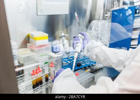 Un joven médico investiga en el laboratorio Coronavirus