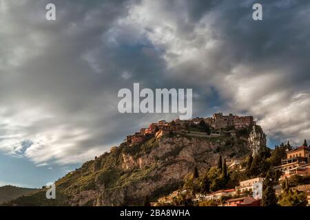 Impresionante vista del pueblo siciliano de Castelmola desde Taormina, en la provincia de Messina, Sicilia, Italia Foto de stock