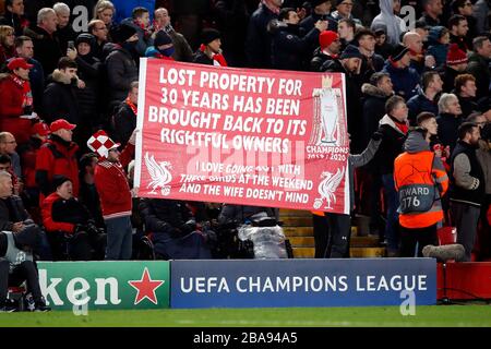 Los fans de Liverpool tienen una bandera de la Liga de Campeones en los stands en apoyo de su equipo Foto de stock
