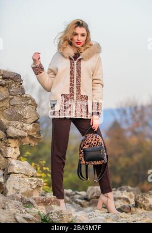 Abrigo de piel de oveja de lana natural. Piel en la capucha. Golpe de  temporada. Mantente cálido y moderno. Mujer llevar pelaje. Ropa de  invierno. Armario para clima frío. Chica se encuentra