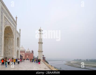 La parte trasera del Taj Mahal y el río Yamuna a primera hora de la mañana, Agra, Uttar Pradesh, India Foto de stock