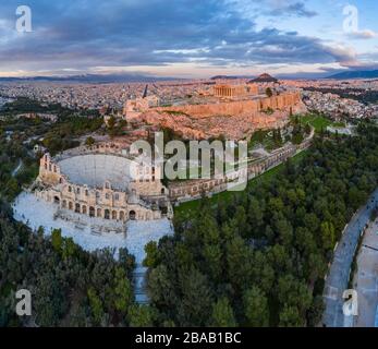 Vista aérea de la Acrópolis de Atenas, el Templo de Atenea Nike, Partenón, Templo de Hekatompedon, Santuario de Zeus Polieus, Odeon de Herodes Atticus Foto de stock
