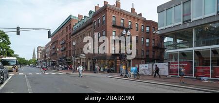 Peatones caminando por la calle de la ciudad, Cambridge, Massachusetts, Estados Unidos Foto de stock