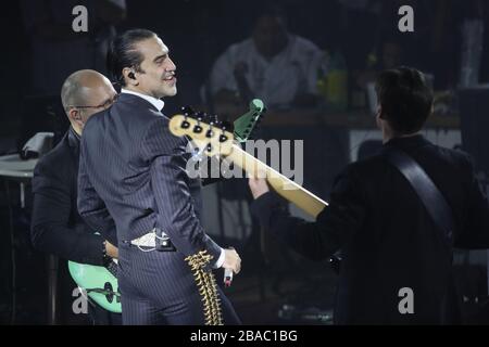 Alejandro Fernández durante la noche de su concierto 19 Mayo 2017 y madrugada del día 20 en el palenque de la Expogan. (Foto/Luis Gutiérrez/NorteP Foto de stock