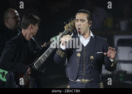 Alejandro Fernández durante la noche de su concierto 19 Mayo 2017 y madrugada del día 20 en el palenque de la Expogan. (Foto/Luis Gutiérrez/NorteP Foto de stock