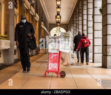 La gente compra mientras usa máscaras para protegerse durante el brote del virus de la Corona en el centro de Londres, Inglaterra, Reino Unido Foto de stock