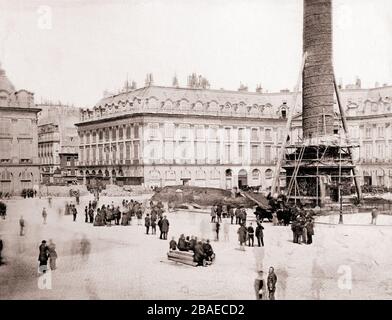 Foto antigua de París durante la comuna. Place Vendome, la columna una hora antes de su demolición. Francia. Mayo de 1871 Foto de stock