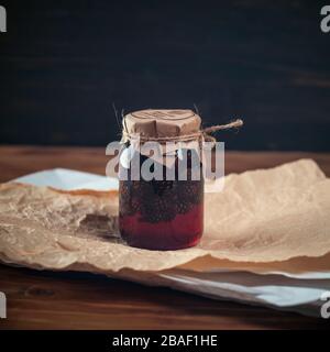 mermelada de pino en una jarra de cristal Foto de stock