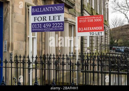 Edimburgo, Reino Unido. 27 de Mar de 2020. En la foto: El mercado de arrendamiento a corto plazo se ha derrumbado en Edimburgo como resultado del brote de Covid-19 que llevó a muchas propiedades inundando un mercado de arrendamiento deprimido. Crédito: Rich Dyson/Alamy Live News