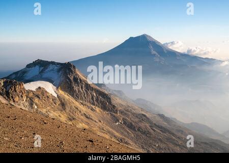 Vista del volcán Popocatepetl desde la cima del volcán Iztaccihuatl