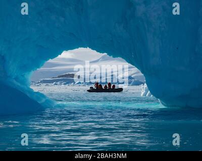 Crucero Zodiac entre el hielo en la cala de Cierva en la Península Antártica Foto de stock