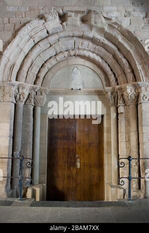 Portalada romànica de l'antiga església de Santa Maria, Montserrat, Monestir de Montserrat, Montserrat, Cataluña, Europa Foto de stock