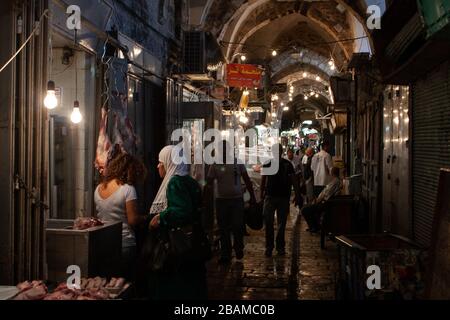 jerusalén estrecha calle de piedra entre puestos con recuerdos y bienes tradicionales en el bazar en la Ciudad Vieja de Jerusalén, Israel
