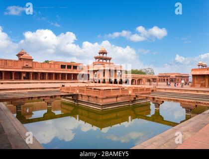 La piscina ornamental mirando hacia el Panch Mahal, Fatehpur Sikri, el distrito de Agra, Uttar Pradesh, India Foto de stock