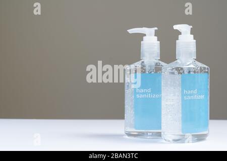 Dos desinfectantes para manos en botella de plástico