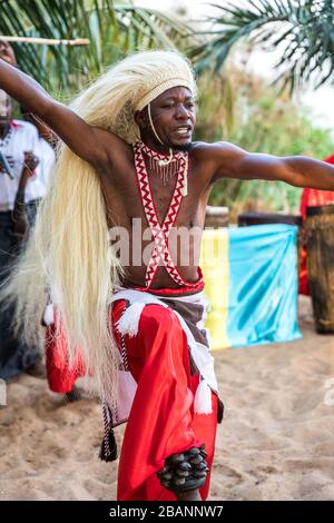 Bailarines y músicos actúan en Entebbe, Uganda Foto de stock